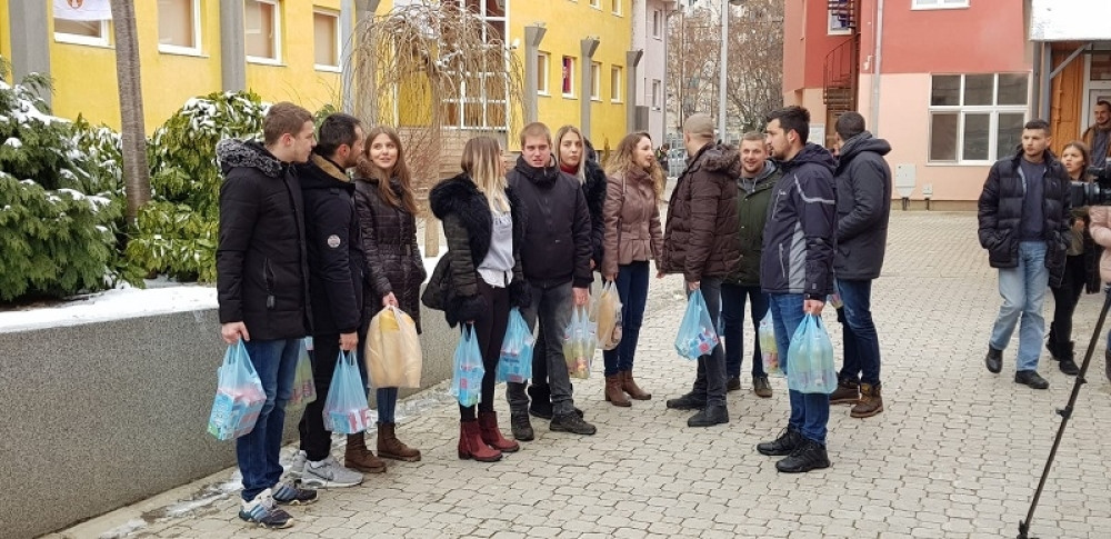 Građanima nestaju osnovne životne namirnice, studenti im dele hranu (FOTO)