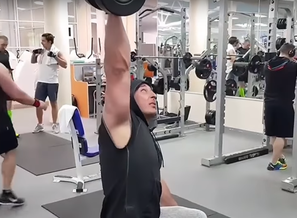 Slomio je ruku američkom snagatoru, Zapad ga izbacio iz sporta, a onda ga je ugledao Putin!