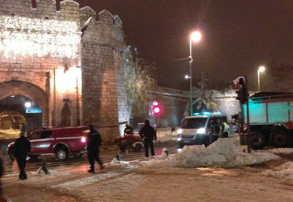 Muškarac se popeo na bedem Stambol kapije i pokušao da se ubije (FOTO)
