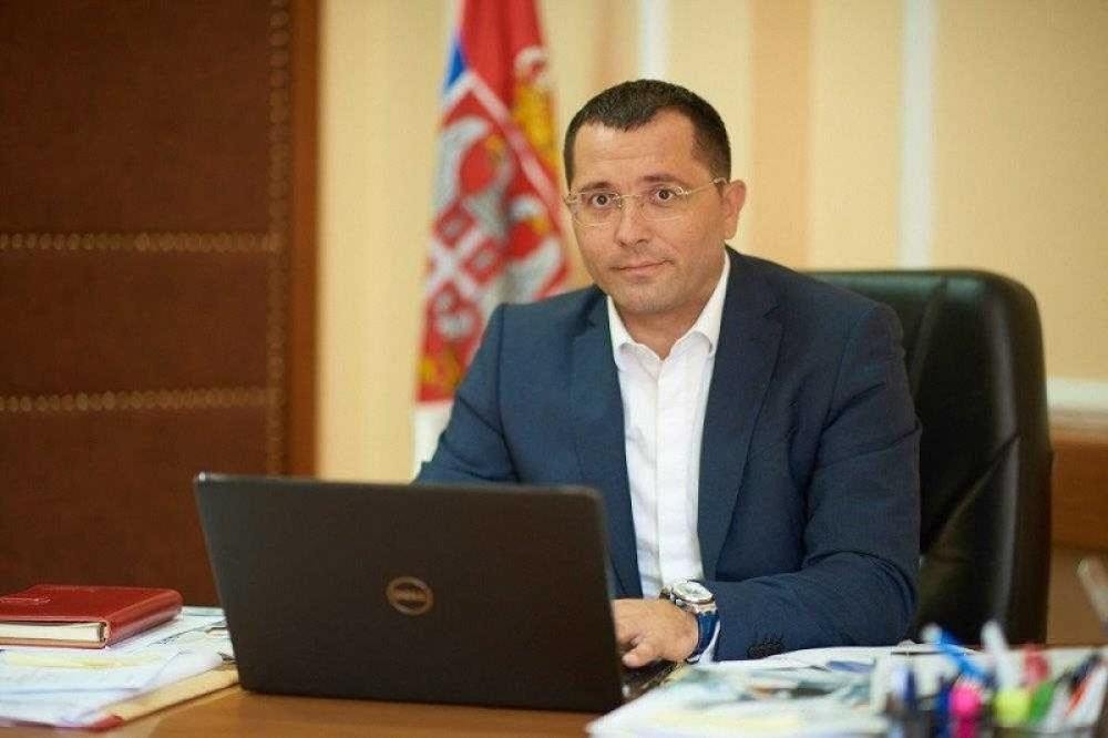 "Najoštrije osuđujem fizičke i verbalne napade koje vode tajkun i lopov Dragan Đilas, Vuk Jeremić, nasilnik Boško Obradović!"