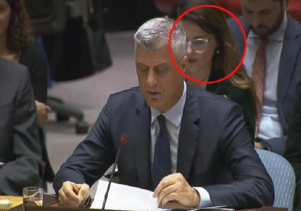 Jedna žena je sedela iza Hašima Tačija i sve vreme radila JEZIVU STVAR!