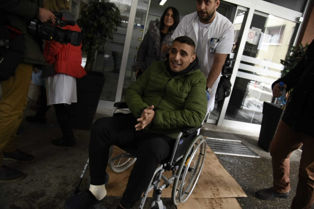 Darku hirurzi saopštili KLJUČNE vesti o operisanoj nozi i kuku! Evo kakvo je zapravo stanje pevača