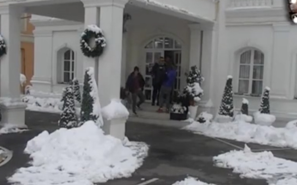 Njih dvojica su strasno pred svima prislonili usta na usta! (FOTO)