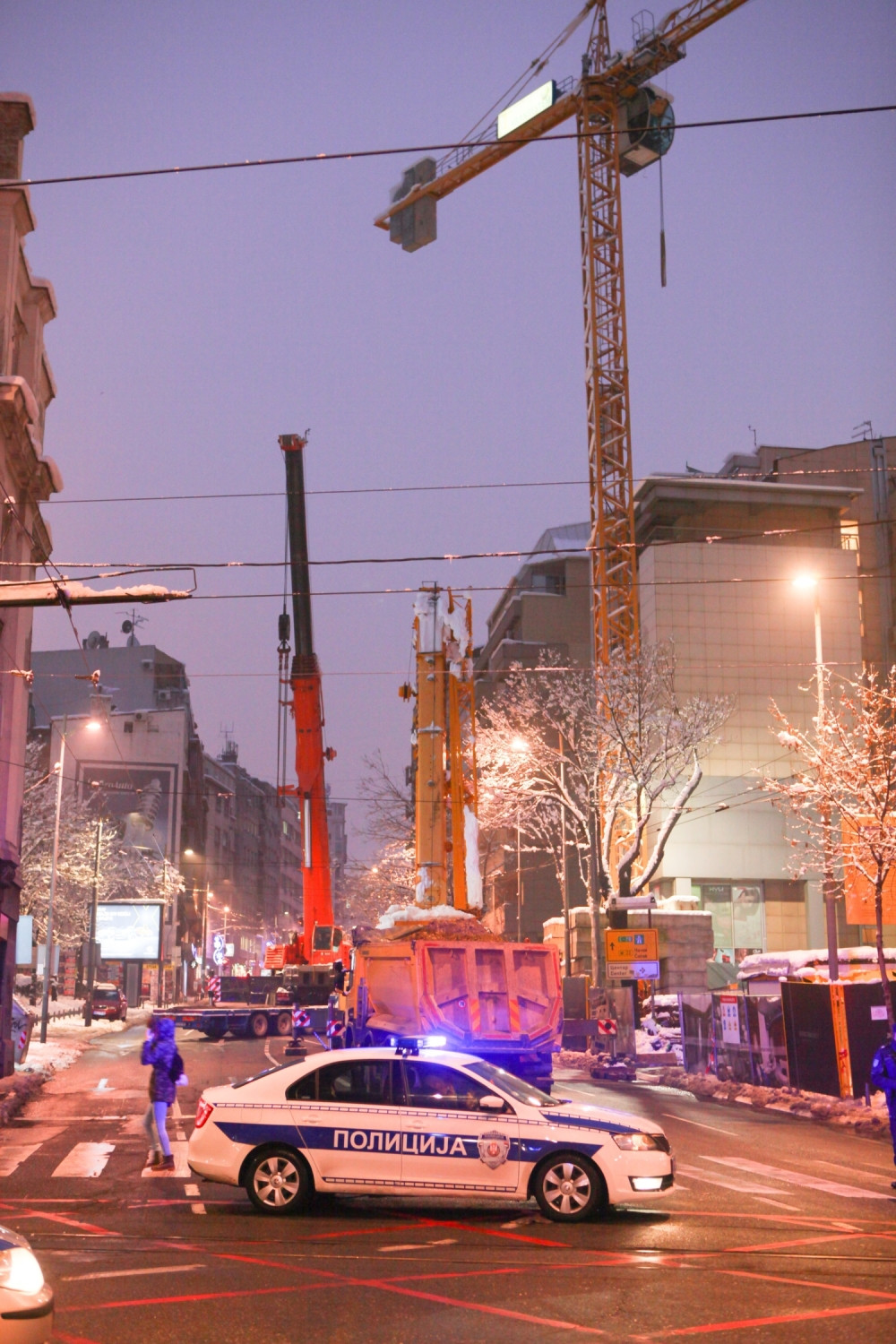 Kran od 30 metara i dalje preti da se sruši na okolne zgrade, situacija je trenutno ZABRINJAVAJUĆA!