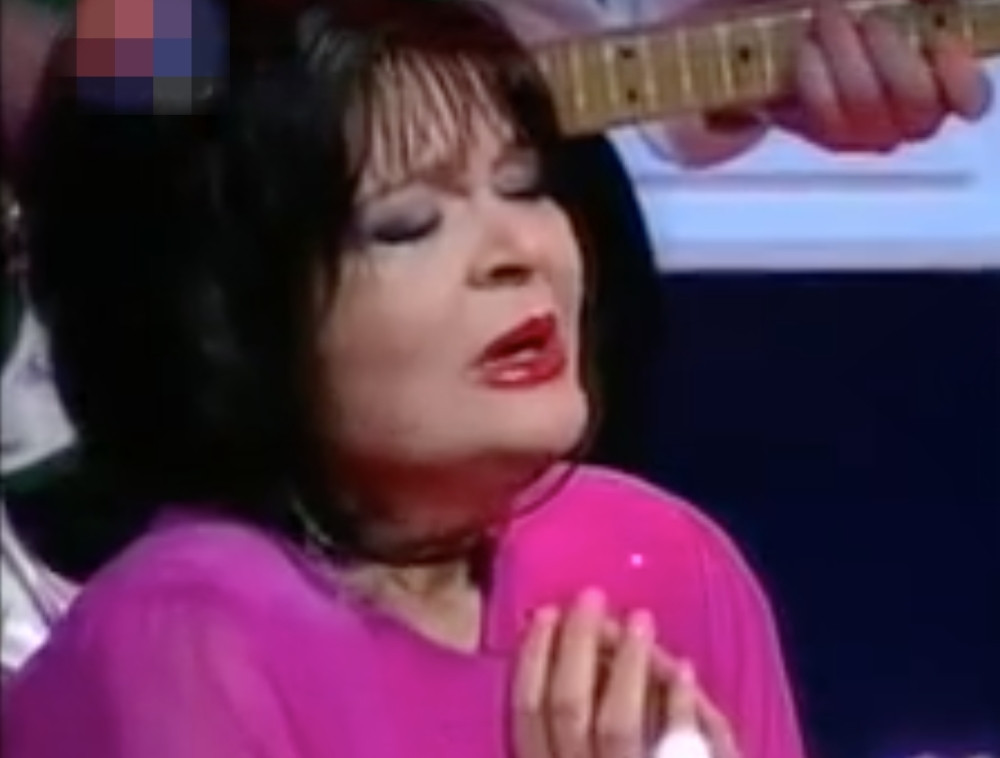 Čovek skočio sa balkona zbog naše pevačica! (FOTO)