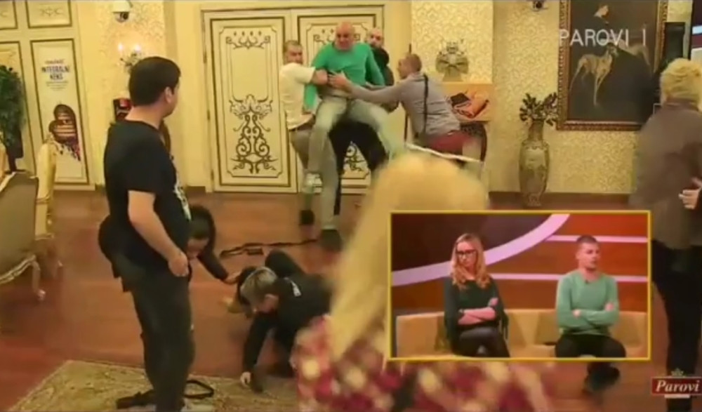 Petorica ga sprečavala da ne padne krv, alarmantno stanje u vili! (VIDEO)