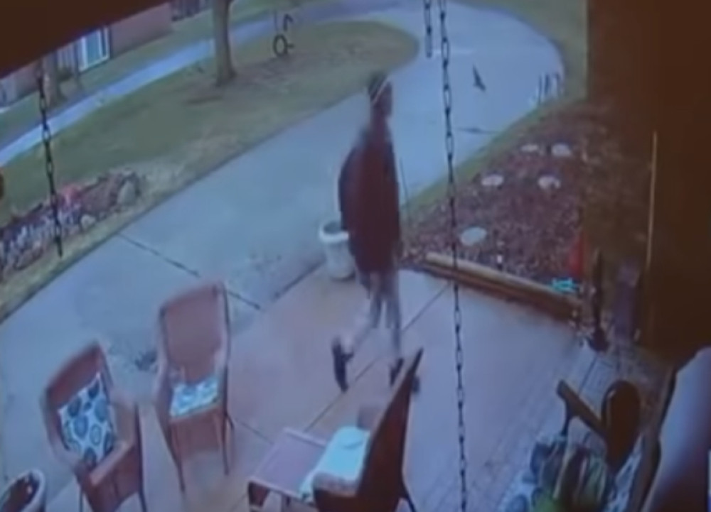 Izgubljeni dečak je pokucao na vrata da pita za put, a zbog onog što se desilo sada ide na TERAPIJE! (VIDEO)