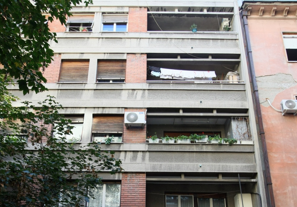 Muškarac preti da će skočiti sa zgrade!