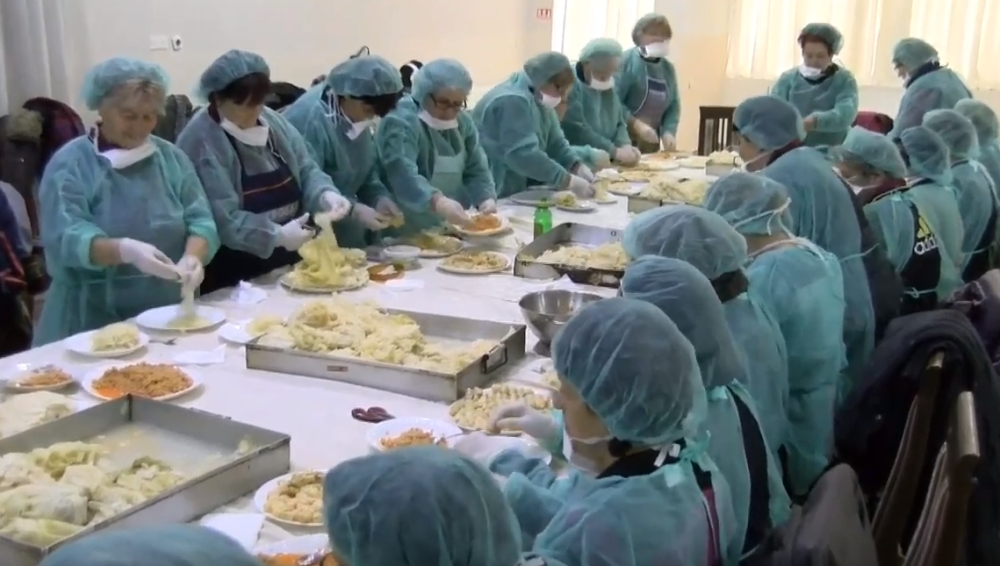 Dobro pogledajte! Ovo nisu hirurzi, već vredne Makedonke, a ovako su obučene zbog svetog Nikole!