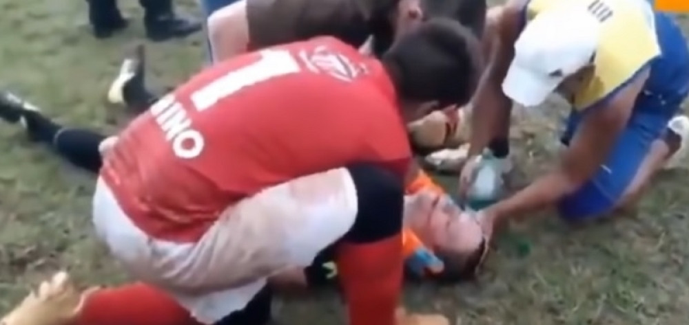 Fudbaler NOKAUTIRAO sudiju! Igrači mu izvlačili jezik i vraćali ga u život! (UZNEMIRUJUĆI VIDEO)