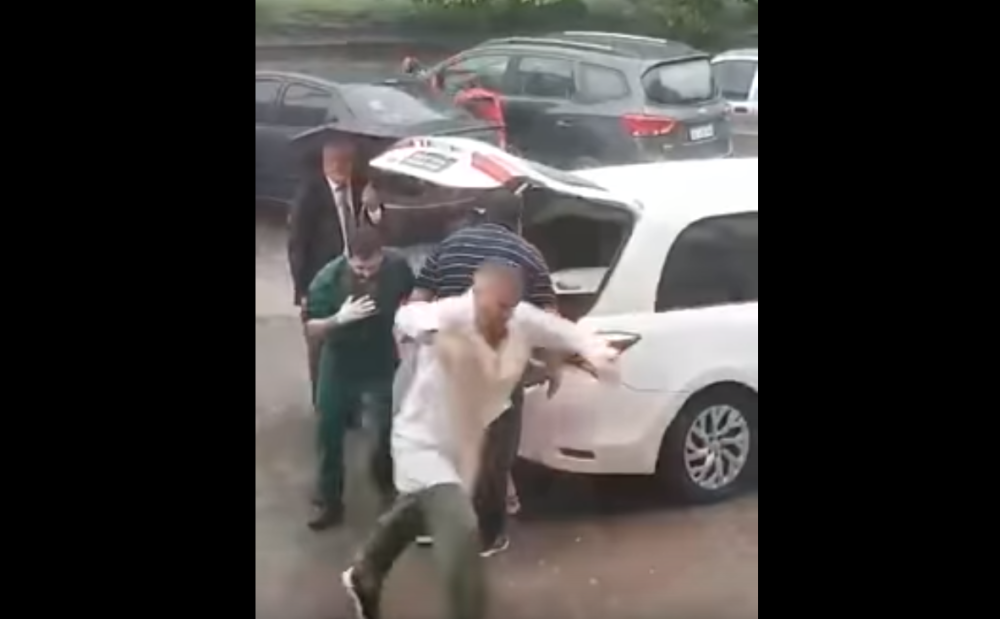 Krenuli da je sahrane, pa čuli lupanje i jecaje, sa groblja kolima uleteli u BOLNICU, usledila je drama! (VIDEO)