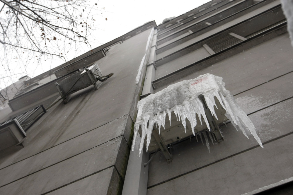 Opasnost vreba sa krovova i klima uređaja, za tren oka možete da izgubite život! Još se pamti tragedija iz 2012. godine