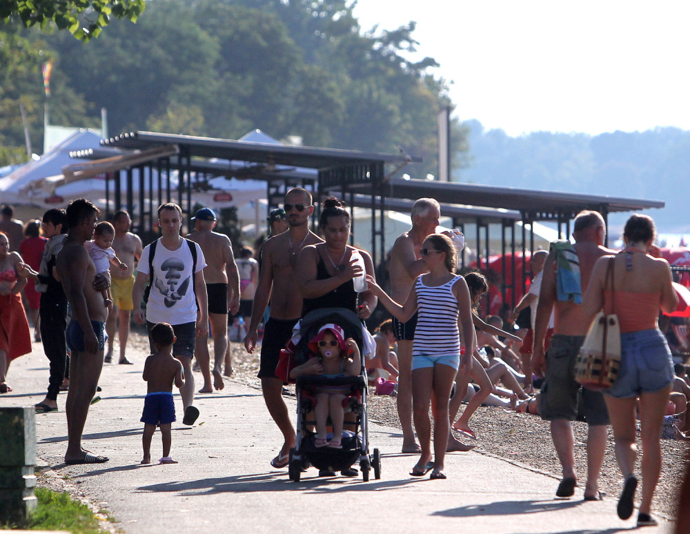 Zabranjeno kupanje na Adi Ciganliji! Građani se panično vraćaju svojim kućama!
