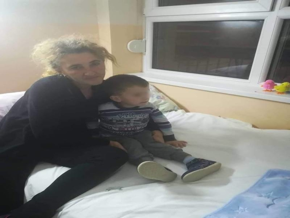 Roditelji su mu se udavili u bunaru, a sada samo ponavlja: Teto, hajde da pravimo kolače! Hoću poklone od Deda Mraza!