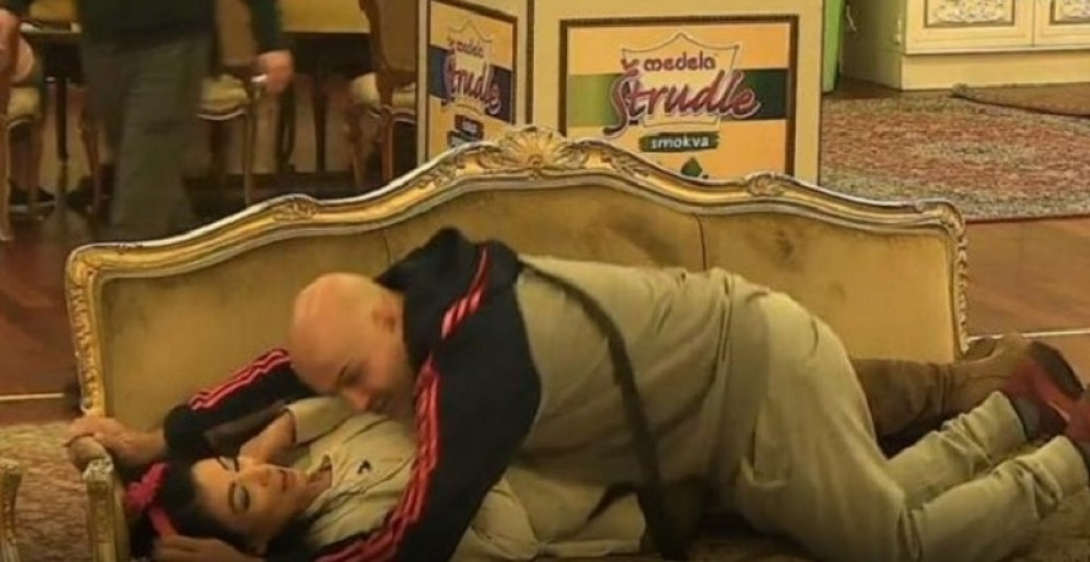 Voditeljka završila u krevetu sa učesnikom rijalitija, a supruga sve gleda na TV-u!