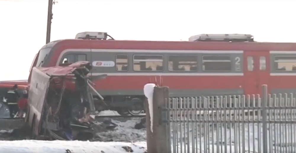 Voz udario u autobus pun đaka kod Niša, poginulo jedno dete! Pogledajte stravične slike sa mesta nesreće (FOTO)