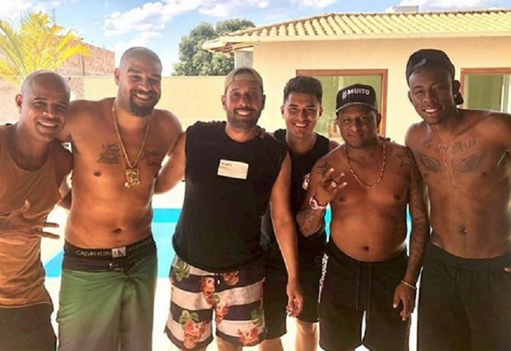 Imao je slavu, bogatstvo, bio je na vrhu sveta: Danas je okružen sirotinjom i nose ga pijanog (VIDEO)