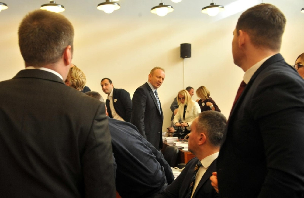 Jovanović vređao odbornicu SNS, a potom je Đilas Mirkovića nazvao magarcem i đubretom