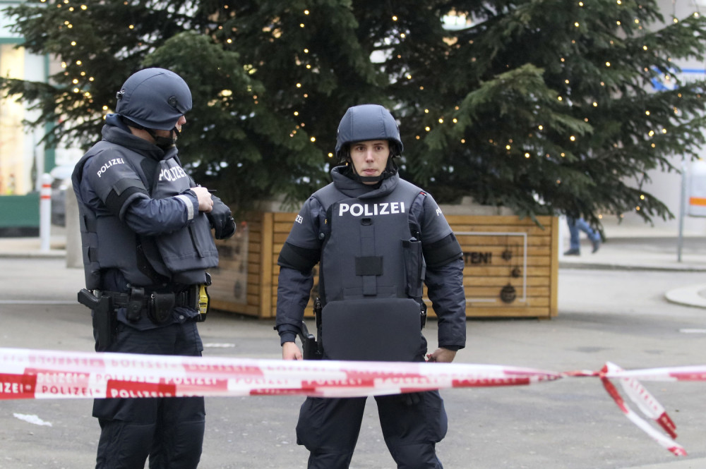 Pratio je iz škole, proganjao i na kraju izbo 30 puta! Tinejdžerki se bore za život!