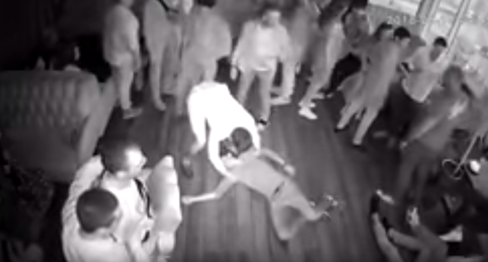 Pobesneo usred provoda i počeo da BIJE SVE REDOM (VIDEO)