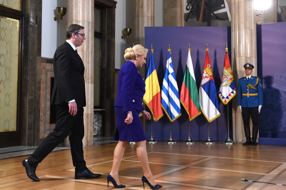 Ovako je Vučić dočekao rumunsku premijerku! O njegovom gestu bruji ceo svet (FOTO)