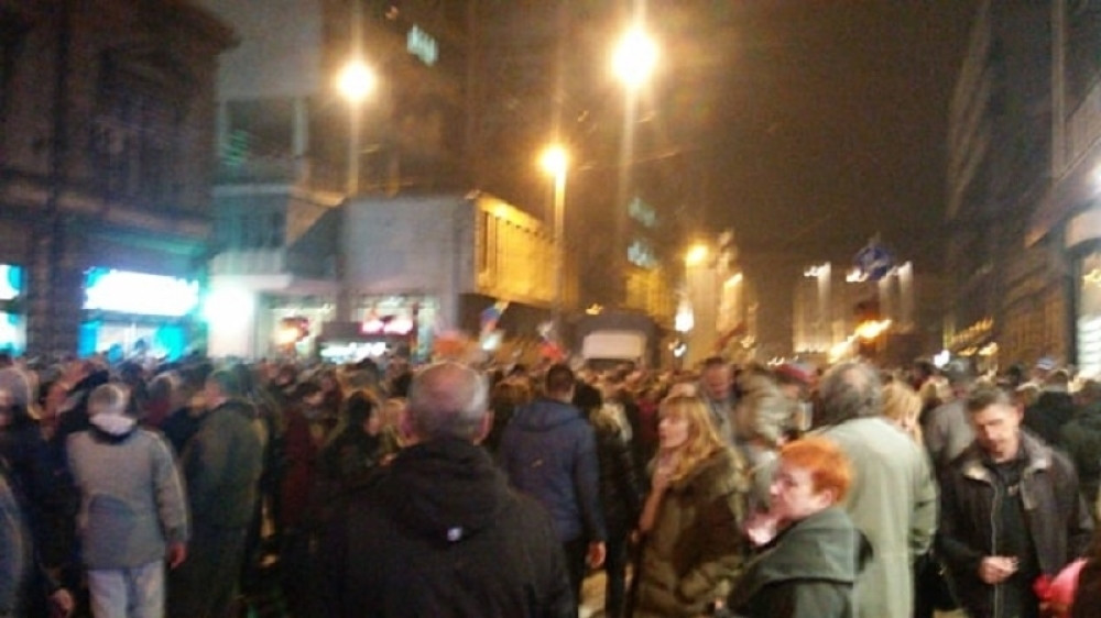 Otužne fotografije sa protesta, a tek da vidite šta rade okupljeni! Od Beograda prave noćni klub! (FOTO)