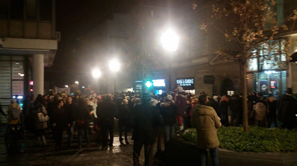 Skandalozna izjava učesnika protesta! Žale se na loš standard, a troše NOVAC na BAHANALIJE!