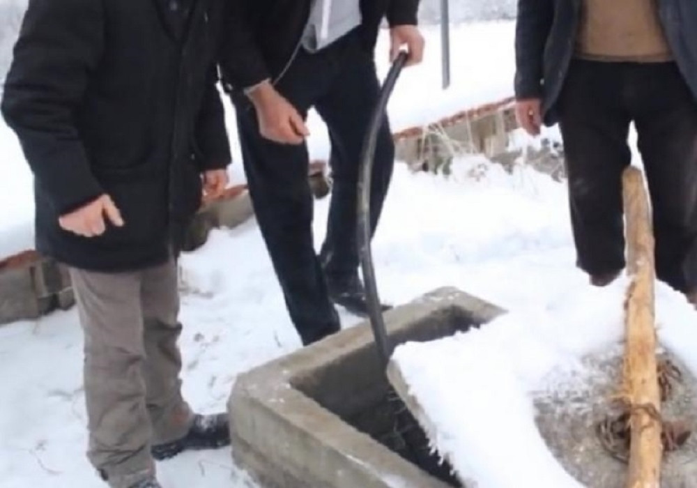 Meštani su prvo osetili čudan miris u kući, a onda su pustili slavinu... Nisu verovali šta je POTEKLO IZ CEVI!