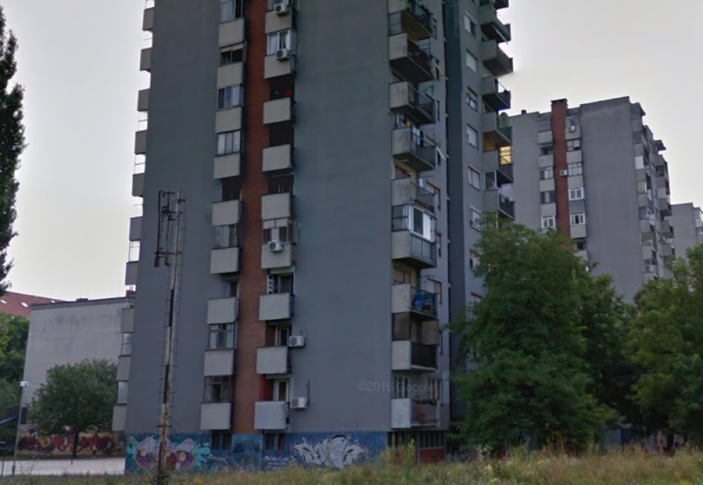 Muškarac pao sa zgrade na Detelinari, poginuo na licu mesta!