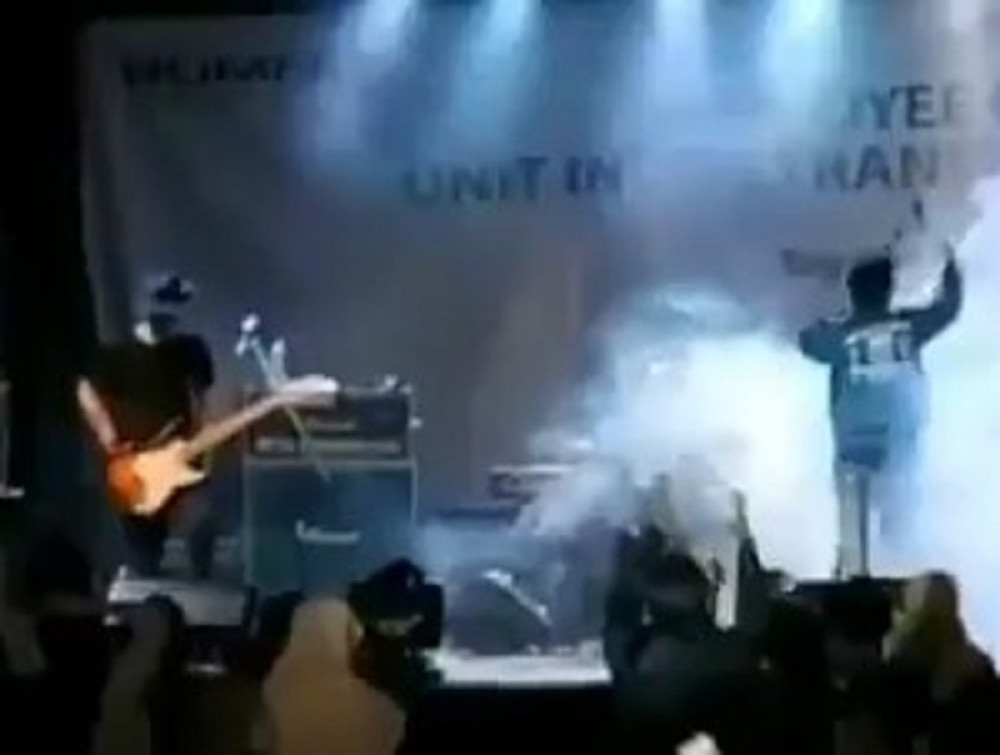 "Seventin" je svirao na obali mora, ljudi su opušteno đuskali, a trenutak kasnije bilo je na desetine leševa (VIDEO 18+)