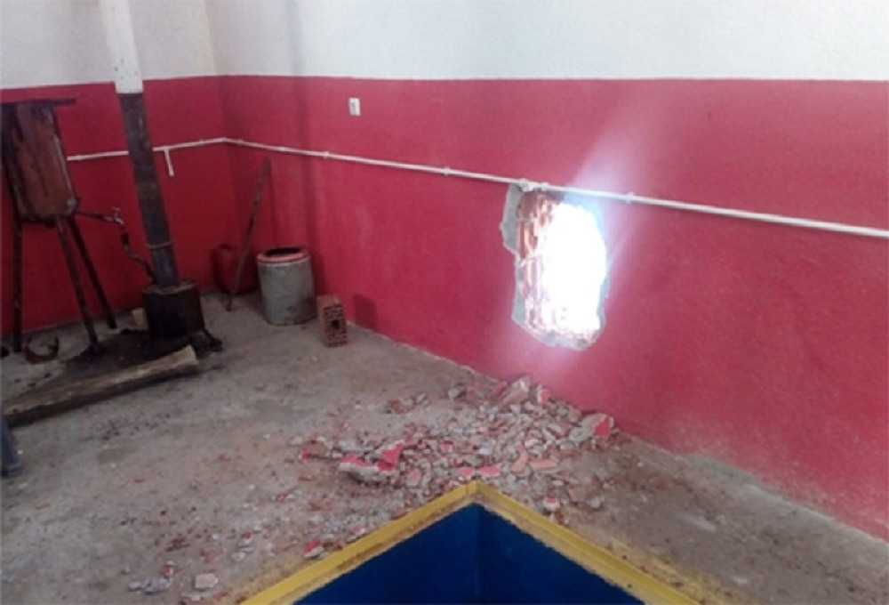 Lopovi napravili rupu na zidu auto-servisa, a kad vidite šta su tu sve uspeli da provuku...