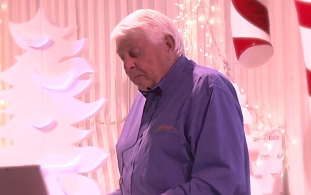 Za 200 radnika je spremio neverovatan poklon, a kad su čuli o čemu se radi, PLAKALI SU OD SREĆE! (VIDEO)