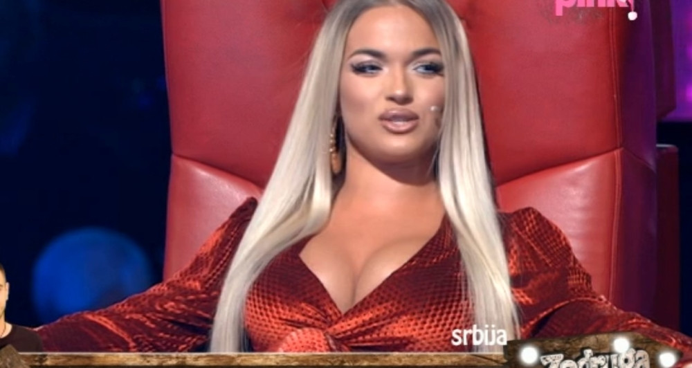 Pojavio se snimak Teodore Džehverović na kome je GOLA! Dok se kupa u kadi, radi nešto provokativno! (VIDEO)