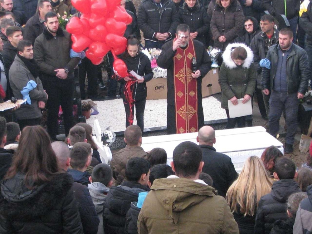 Izvlačili su putnike iz autobusa smrti, a onda je jedan od njih ugledao ženu zaglavljenu ispod voza...Otvorila je oči i samo me je pogledala!