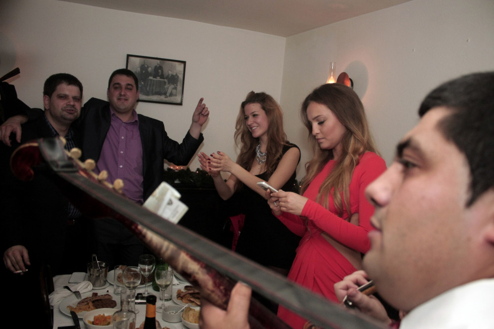 Platila je 3.000 dinara za doček u poznatom klubu, a već na ulazu je bila katastrofa! Unutra nije znala gde pre da pogleda od muke i besa!