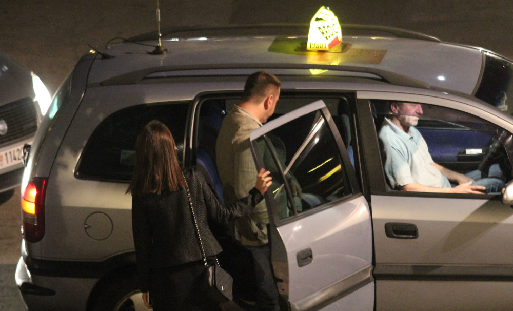 Vozač IZBACIO napolje majku sa autističnim detetom, a njena reakcija BOLI DO SRŽI!