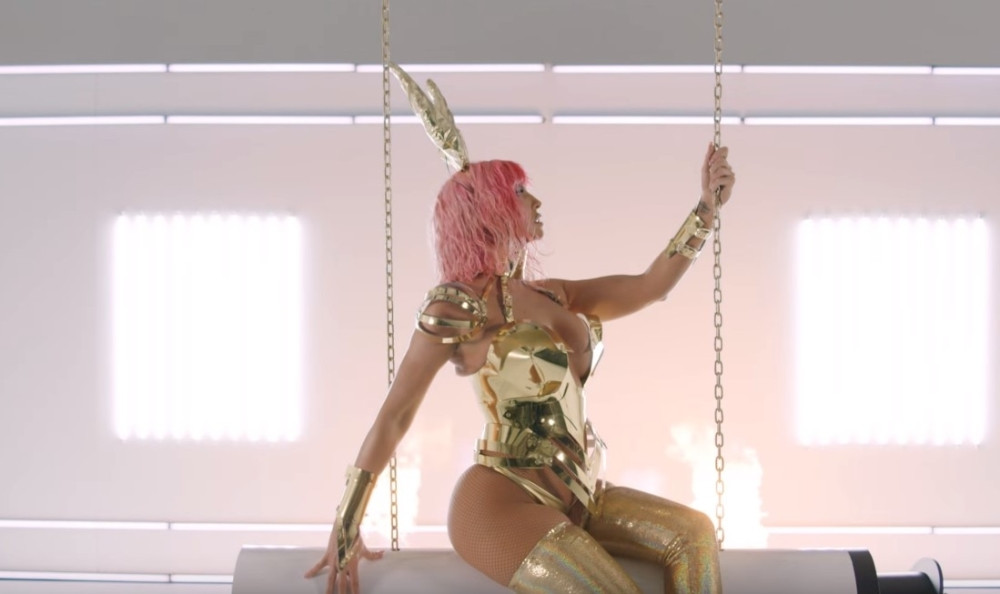 Karleuša nikad brutalnija! Internet gori zbog nove pesme, a sa OVOG DETALJA niko ne može da skloni pogled!