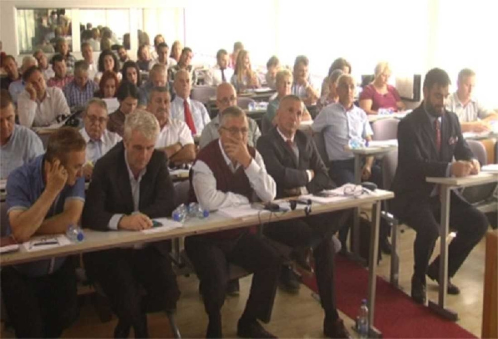 Raste tenzija, Šiptari UDARILI JEDAN NA DRUGOG!