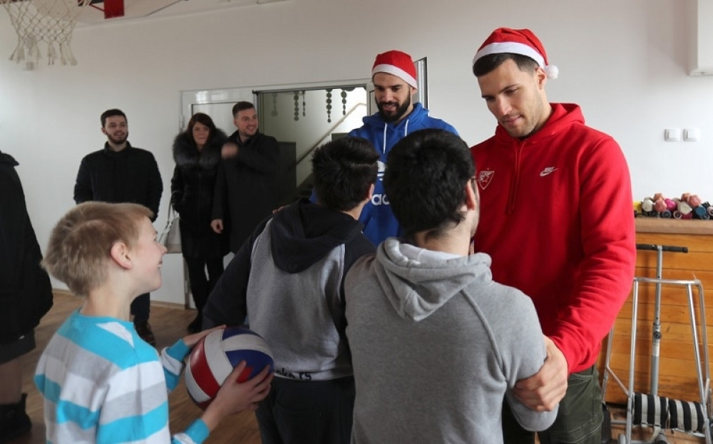 Košarkaši Zvezde doneli prazničnu ČAROLIJU tamo gde je ona najpotrebnija (FOTO)