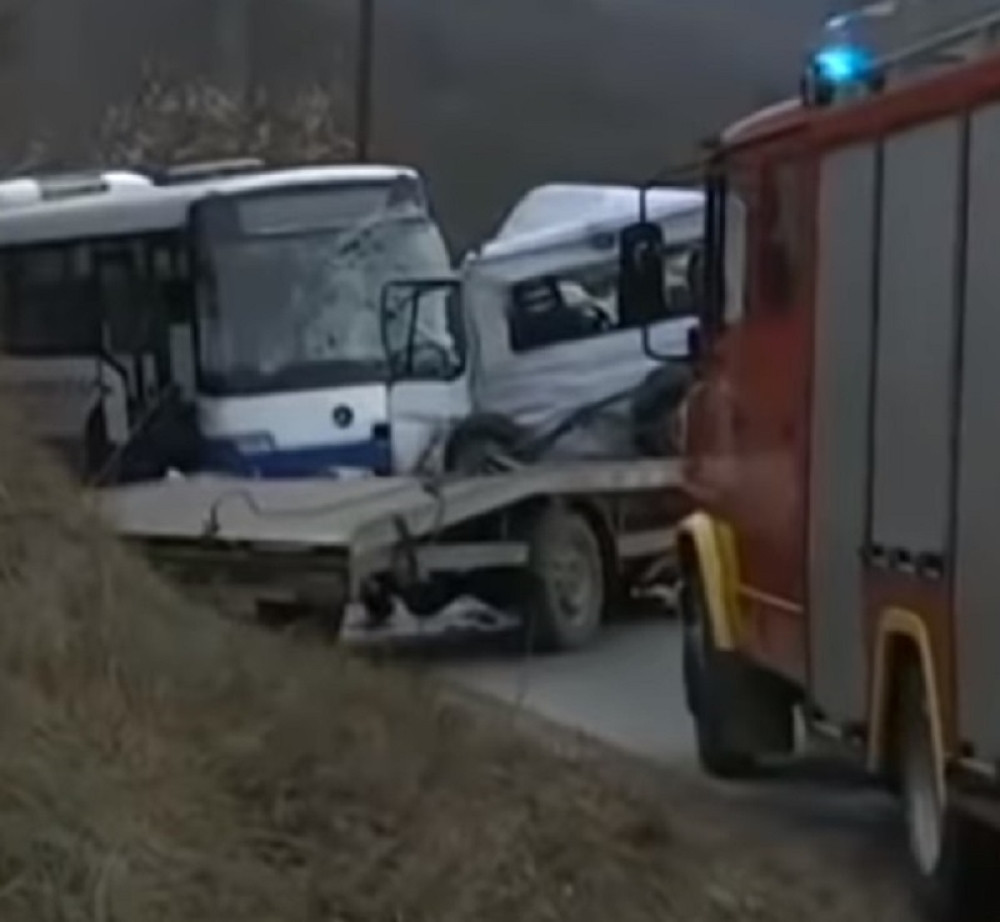 U sudaru šlepera i autobusa poginuo vozač! Ima dosta povređenih, MEĐU NJIMA I DETE