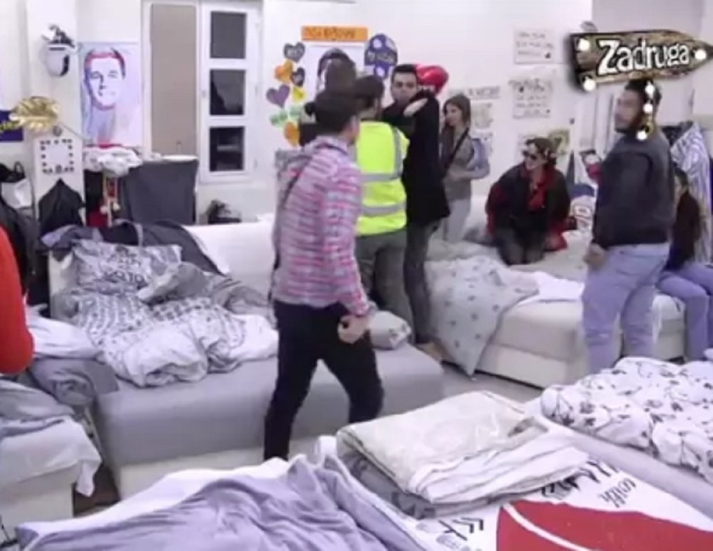 Stravična TUČA u Zadruzi! Naskočili jedan na drugog, ON zadobio povrede