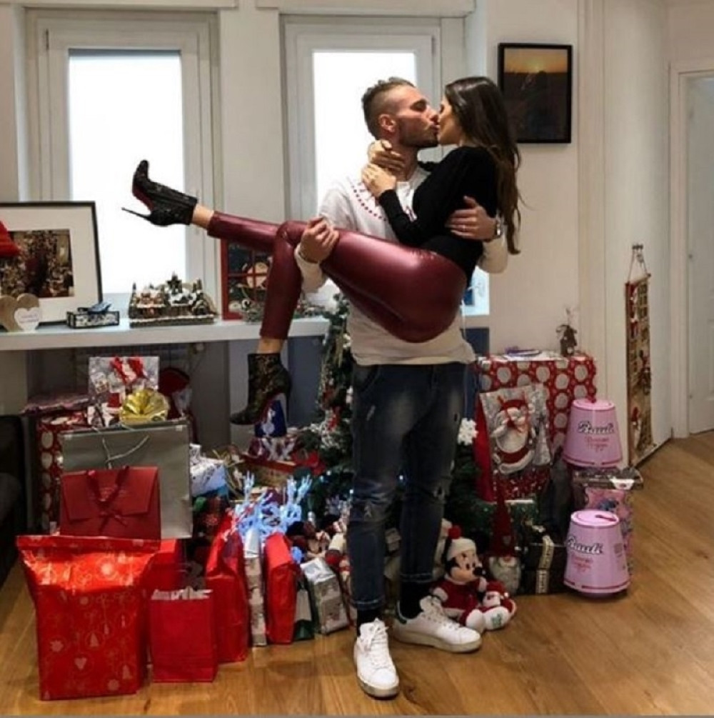 Mrežaste čarape, kostim, ma loži samo tako! Seksi Deda Mrazica, kakvu još niste videli je žena poznatog fudbalera! (FOTO)