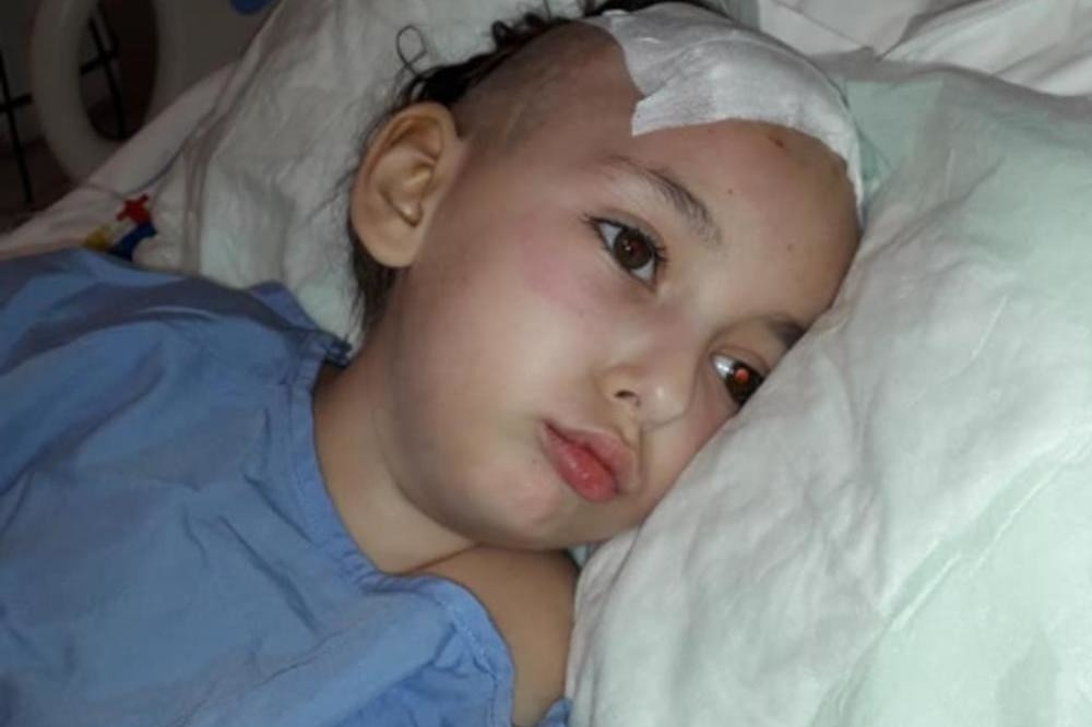 Mala Janja nije htela na lečenje jer mama i tata NEMAJU NOVCA: Do ponedeljka joj treba 17.000 evra za novu operaciju