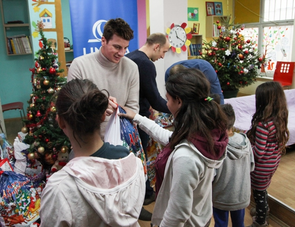 Zlatni vaterpolisti obradovali decu iz Svratišta