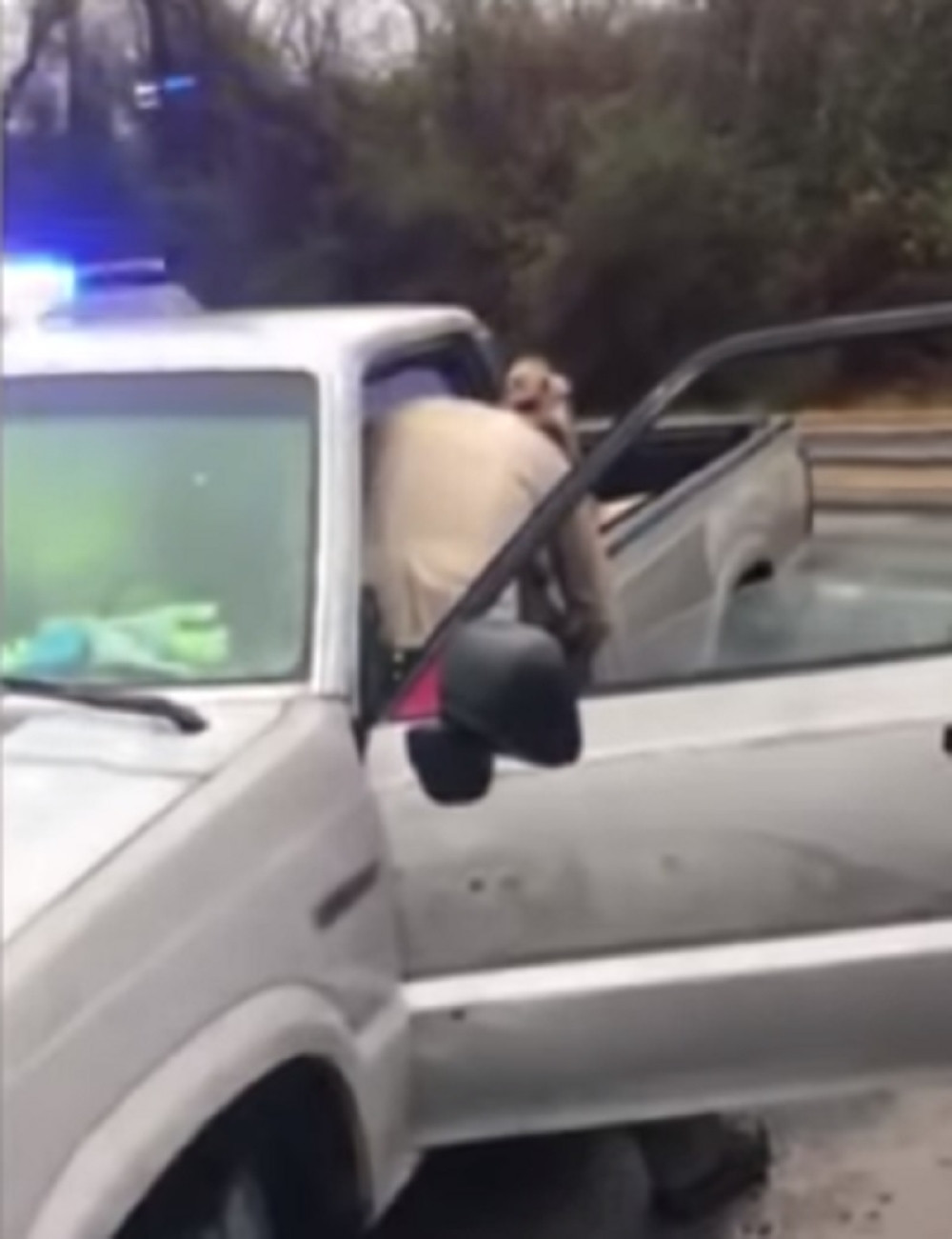 Policajac i policajka pokušali da uhapse vozača, nasamario ih je i PONIZIO KAO NIKO NIKADA! (VIDEO)