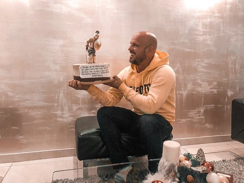 Boban Rajović proslavio 47. rođendan u društvu najmilijih, a posebno iznenađenje za pevača bila je...