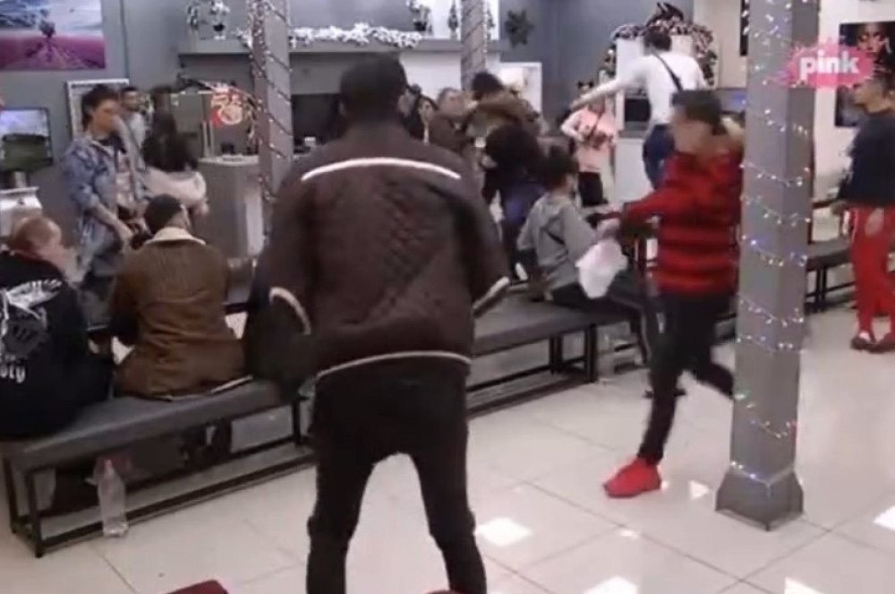 Voditelj pogođen flašom u glavu: Staklo na sve strane, jedva ga izvukli iz Bele kuće! (VIDEO)