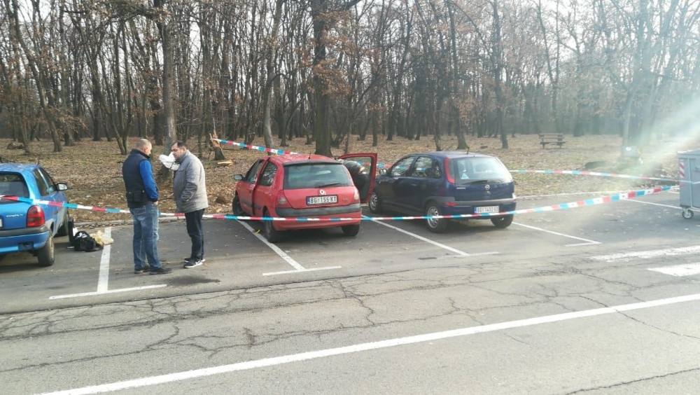 Stravični prizor ispred vrtića na Vidikovcu, KRV NA STAKLU RENOA, a unutra HOROR!