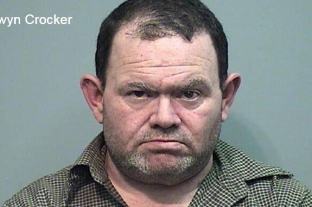 Tuđoj deci delio paketiće, a svoju je brutalno ubio i zakopao u dvorištu! Policajci zatekli JEZIV PRIZOR