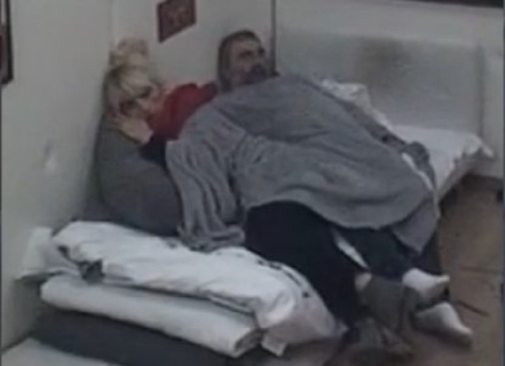 Đuričić ispipao Suzanu ispod pokrivača! (NECENZURISAN VIDEO)